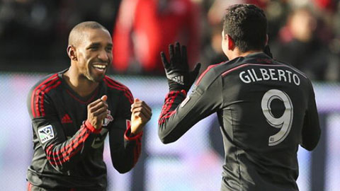 Defoe nổi điên giành quyền đá phạt và tươi rói khi đồng đội ghi bàn