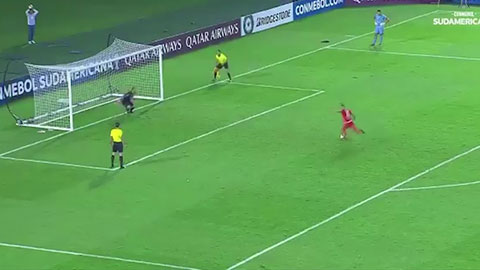 Cầu thủ bị đuổi khỏi CLB vì đá pen bằng panenka siêu tệ