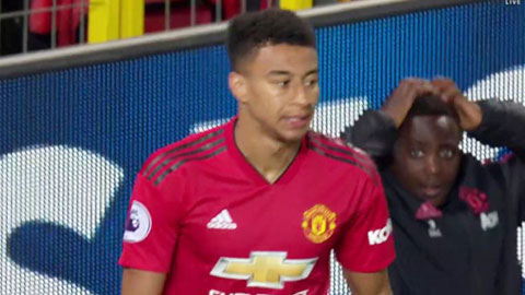 Lingard bỏ lỡ khiến cậu bé nhặt bóng sốc