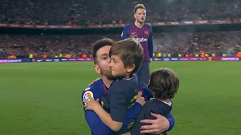 Messi ôm hôn các con thắm thiết mừng Barca vô địch