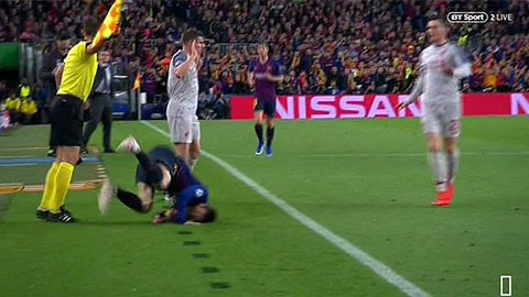 Bị Milner húc, Messi lăn lộn vài vòng ăn vạ