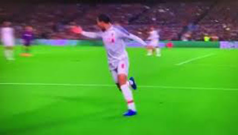Một mình không cản được Messi, Van Dijk phải cầu cứu đồng đội