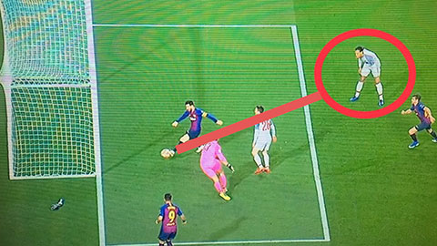 Chết cười khi Van Dijk đứng khom lưng, bất lực nhìn Messi ghi bàn