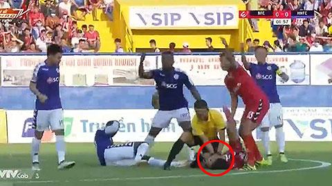 Trọng tài lao vào cực nhanh cứu sống cầu thủ B.Bình Dương