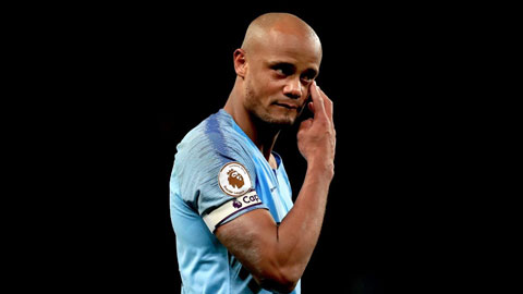 Kompany rưng rưng nước mắt sau khi ghi bàn