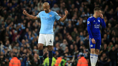 Kompany suýt khiến Man City thủng lưới với pha trượt ngã hài hước