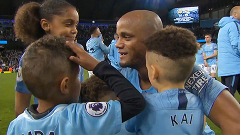 Người hùng Kompany ôm các con chia vui sau trận