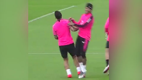 Neymar bật cười với pha ngã cực đẹp của đồng đội