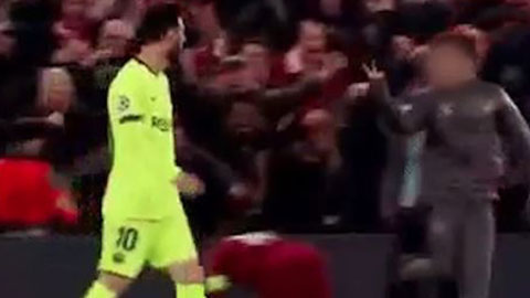 Fan Liverpool chạy vào sân trêu ngươi Messi sau trận