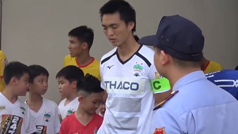 Văn Thanh búng tay siêu ngầu, Tuấn Anh 'niệm chú' trước trận gặp Nam Định