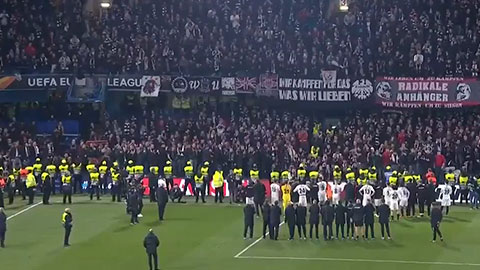 CĐV Frankfurt cổ vũ đội nhà hoành tráng trên khán đài dù thua Chelsea