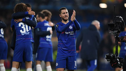 Hazard vỗ tay chào tạm biệt CĐV Chelsea