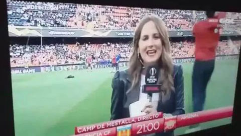Nữ phóng viên bị cầu thủ Arsenal sút trúng đầu khi đang dẫn trực tiếp