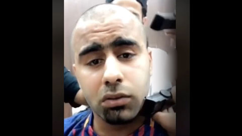 Vẻ mặt phụng phịu của fan Barca khi bị cắt trụi râu tóc