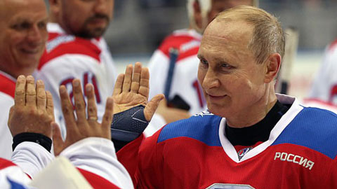 Tổng thống Putin trượt ngã trên sân khúc côn cầu