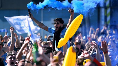 Fan Man City sướng phát điên với chức vô địch của đội nhà