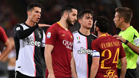 Ronaldo chỉ thẳng mặt, chửi cầu thủ Roma trên sân