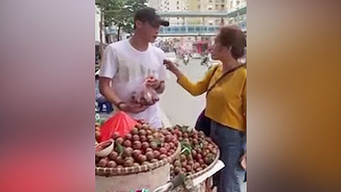 Thủ môn Bùi Tiến Dũng trổ tài bán mận cực duyên
