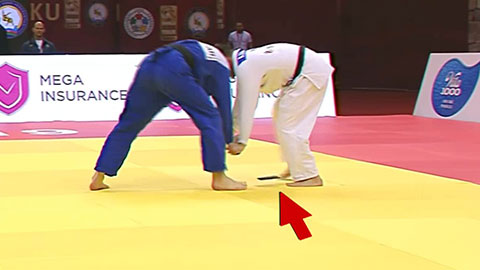 Võ sỹ Judo bị loại ngay lập tức vì mang điện thoại lên sàn đấu