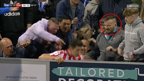 Vừa bị ăn đòn no, cầu thủ Sunderland còn bị khủng bố tinh thần