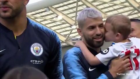 Sergio Aguero bất ngờ khi con trai đối thủ hôn má