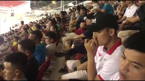 Bùi Tiến Dũng lặng người nhìn đội nhà thua tan nát
