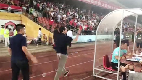 Trợ lý Lee Young Jin tìm cách né “vật thể lạ” của CĐV Hải Phòng