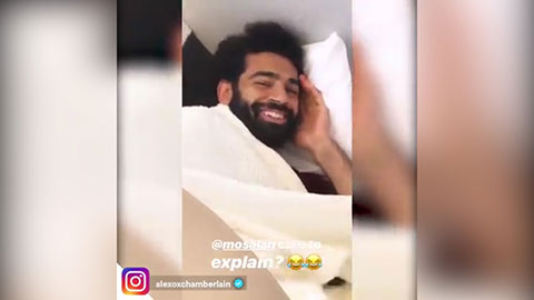 Đồng đội bật cười vì Salah thích ngủ dưới sàn máy bay