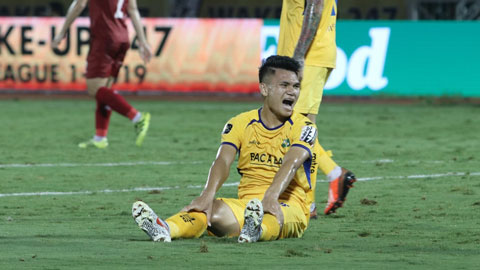 Rợn người khi Xuân Mạnh bị đối thủ đạp giữa bụng