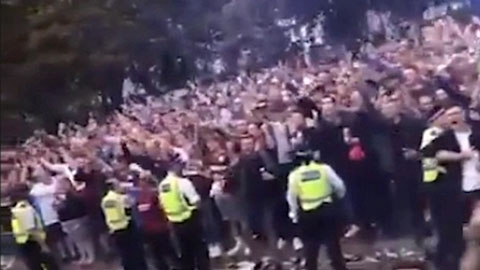 Fan Aston Villa đốt pháo sáng ăn mừng đội nhà chiến thắng