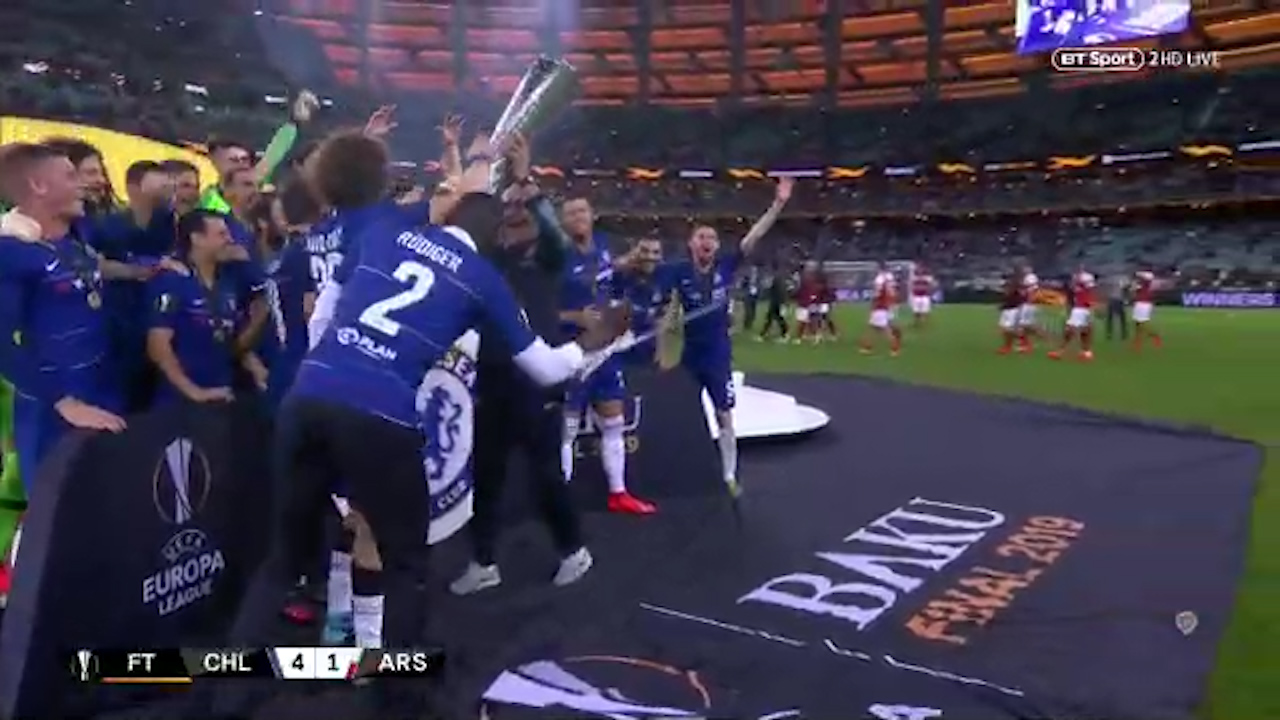 Cầu thủ Chelsea cầm nạng đánh yêu HLV Sarri khi lên nhận cúp