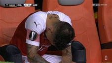 Cầu thủ Arsenal cúi gằm mặt khóc trên ghế dự bị khi trận đấu chưa kết thúc
