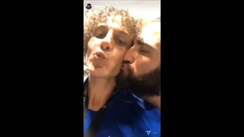 David Luiz biểu cảm cực đáng yêu khi bị Higuain hôn má