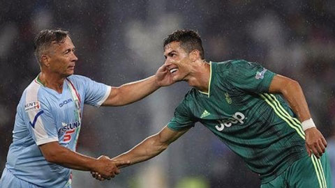 Ca sĩ 57 tuổi vừa hát vừa cúi lạy Ronaldo