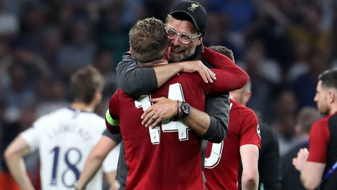 Đội trưởng Henderson và HLV Klopp ôm nhau khóc nức nở sau chiến thắng