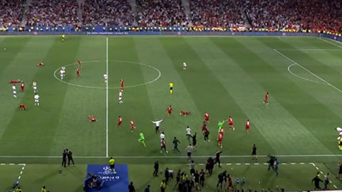 Các cầu thủ Liverpool ùa vào sân ăn mừng chức vô địch Champions League 