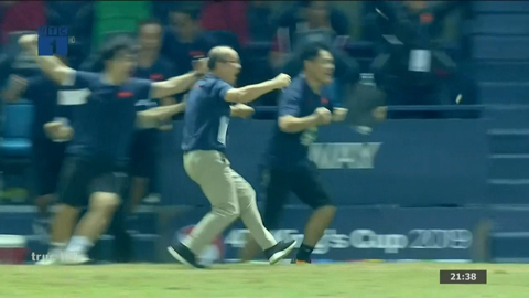 Thầy Park nhảy cẫng ôm chầm trợ lý khi Việt Nam chiến thắng