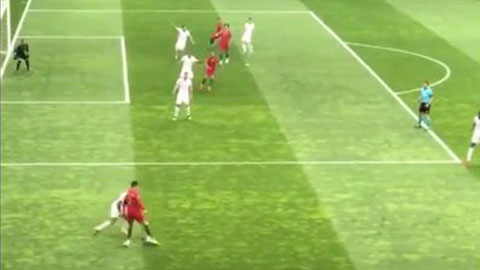 Ronaldo vờn cầu thủ Thụy Sỹ đến chóng mặt
