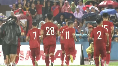 Mưa to sấm sét, hiệp 2 trận U23 Việt Nam - U23 Myanmar phải tạm dừng 30 phút