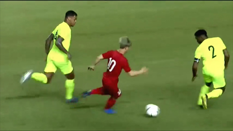 Công Phượng một mình đột phá qua hai hậu vệ (Curacao 0-0 Việt Nam)