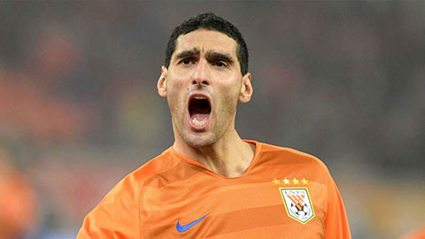 Fellaini nhận thẻ đỏ vì chơi cùi chỏ với đối phương
