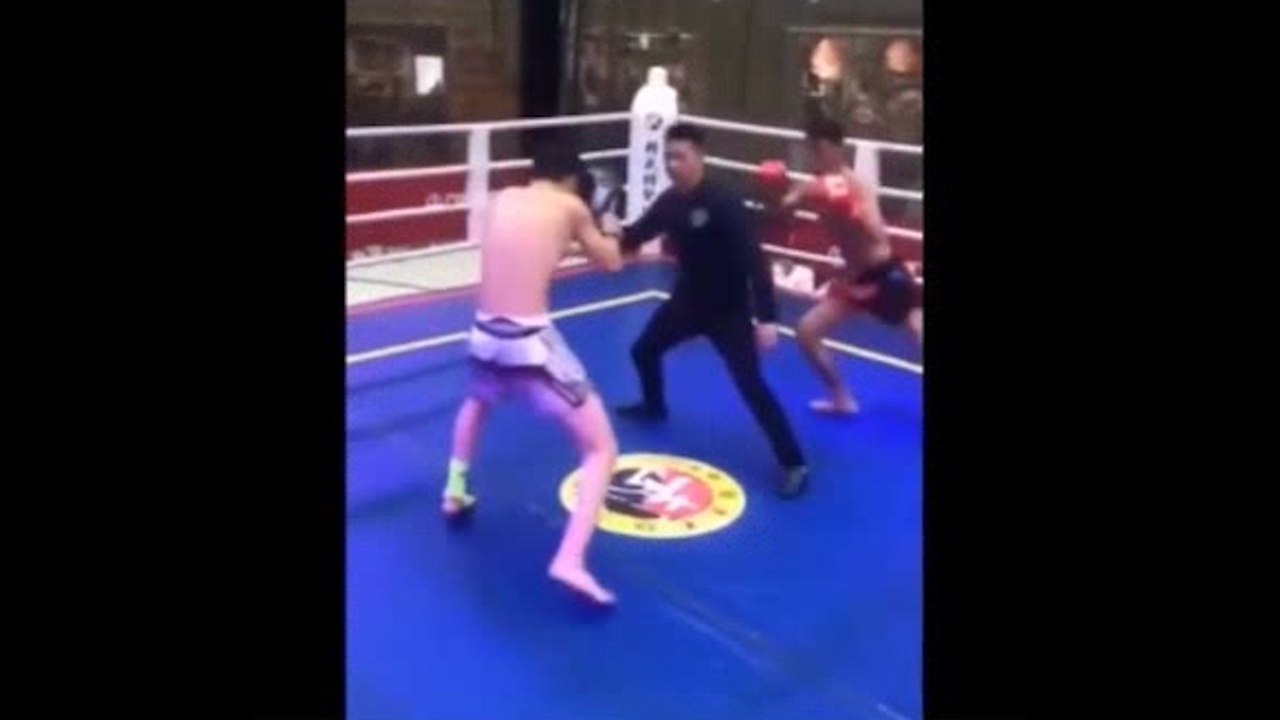 Võ sỹ bị hạ knock-out vì nhầm trọng tài là đối thủ