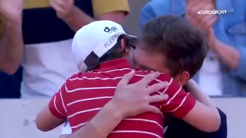 Rơi nước mắt với cậu bé chạy lại an ủi người cha buồn bã vì thua cuộc