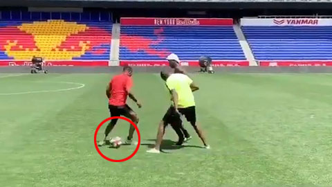 Pogba biến hai chiến hữu thành con rối rồi dễ dàng xỏ háng