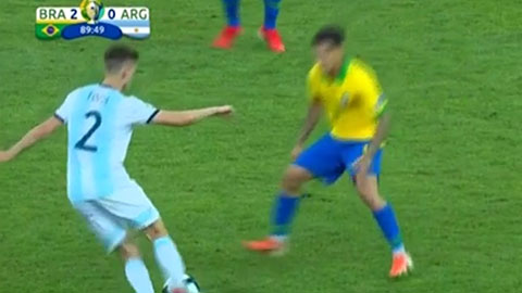 Hậu vệ Argentina sỉ nhục Coutinho bằng một cú đảo chân