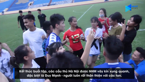 Duy Mạnh, Văn Hậu bị fan nữ bao vây trong buổi tập của Hà Nội FC