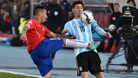 4 năm trước, Messi từng bị Medel đá vào bụng