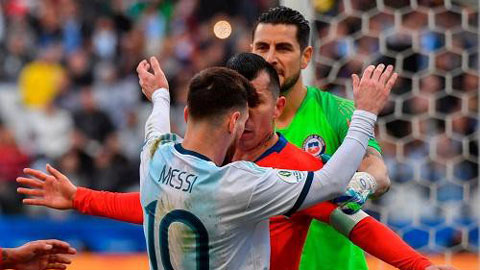 Cận cảnh tình huống xô xát khiến Messi nhận thẻ đỏ sau 14 năm