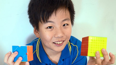 Cậu bé 11 tuổi, giải rubik bằng chân nhanh thứ 2 thế giới