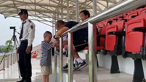 HLV Park Hang Seo chỉ đạo trên khán đài, ân cần khi gặp fan nhí